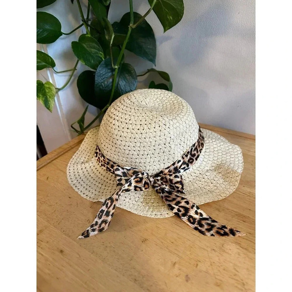 Accessories - Women’s straw hat with Cheetah bow